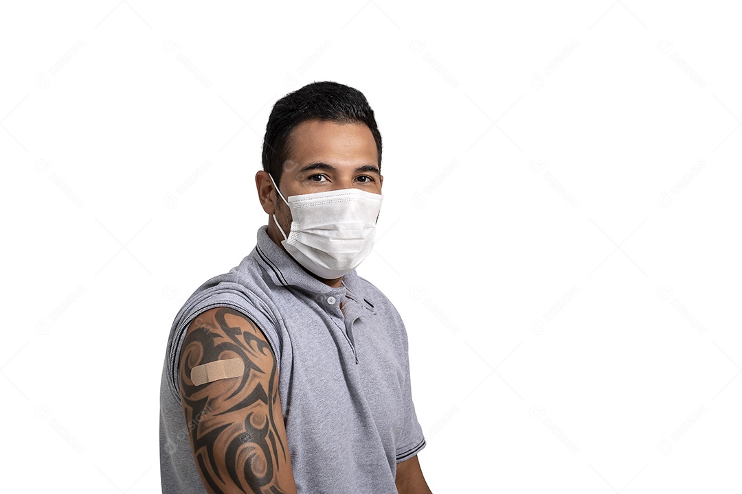 Homem de mascara contra covid-19 e mostrando que foi vacinar
