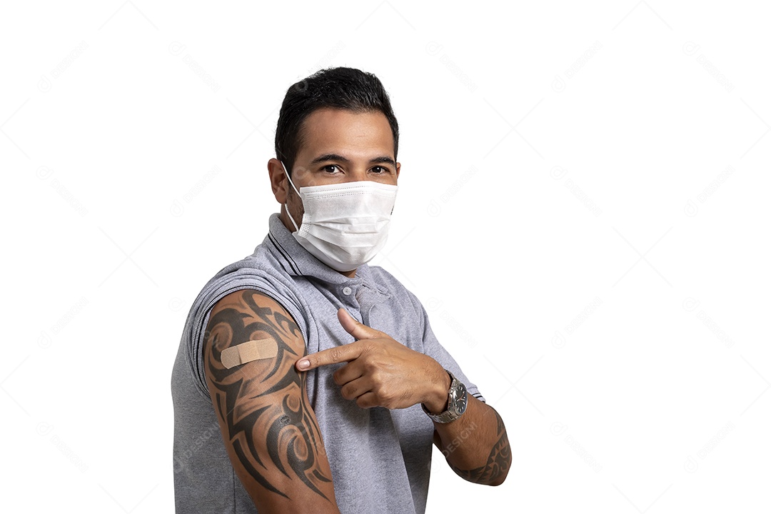 Homem de mascara contra covid-19 e mostrando que foi vacinar