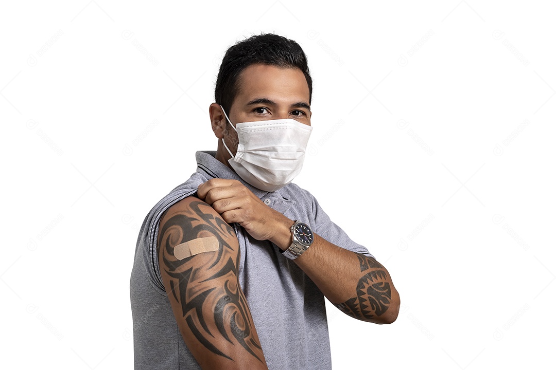 Homem de mascara contra covid-19 e mostrando que foi vacinar