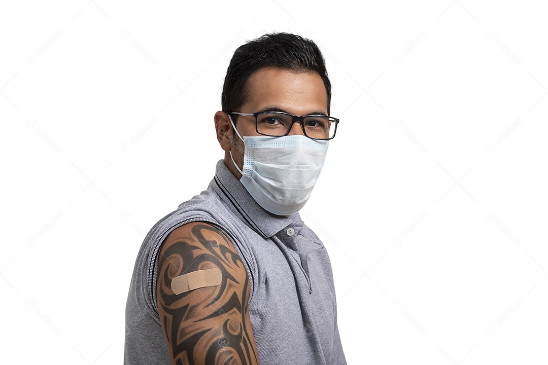 Homem de mascara contra covid-19 e mostrando que foi vacinar
