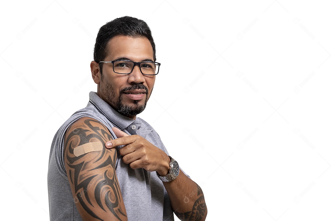 Homem feliz depois de ter ido vacinar