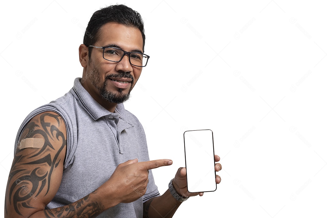 Homem apontando para celular