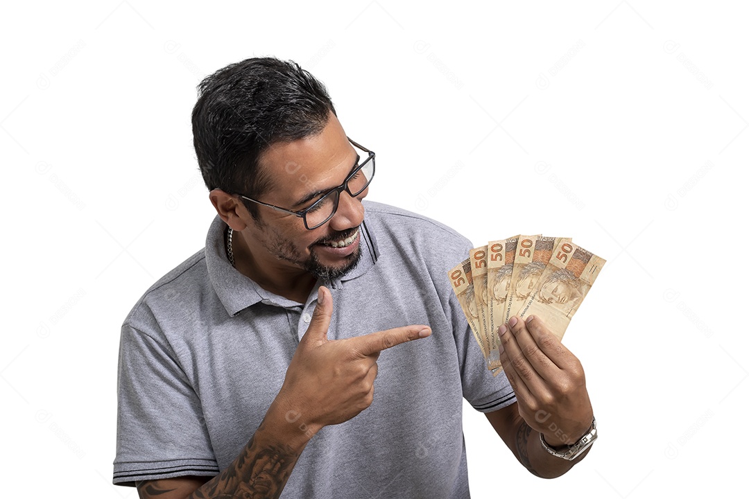 Homem segurando dinheiro