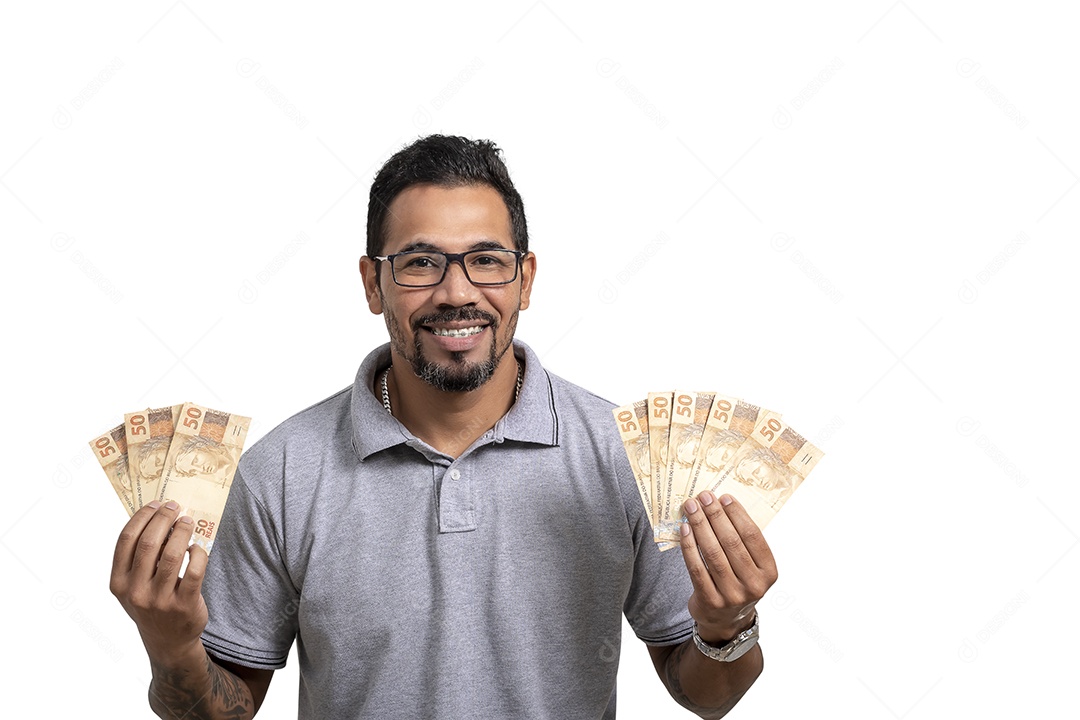 Homem contente com notas de cinquenta reais nas mãos
