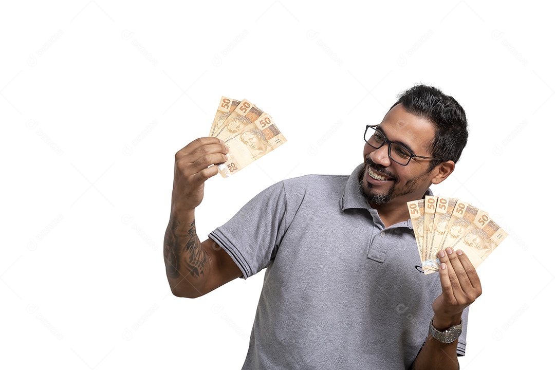 Homem contente com notas de cinquenta reais nas mãos