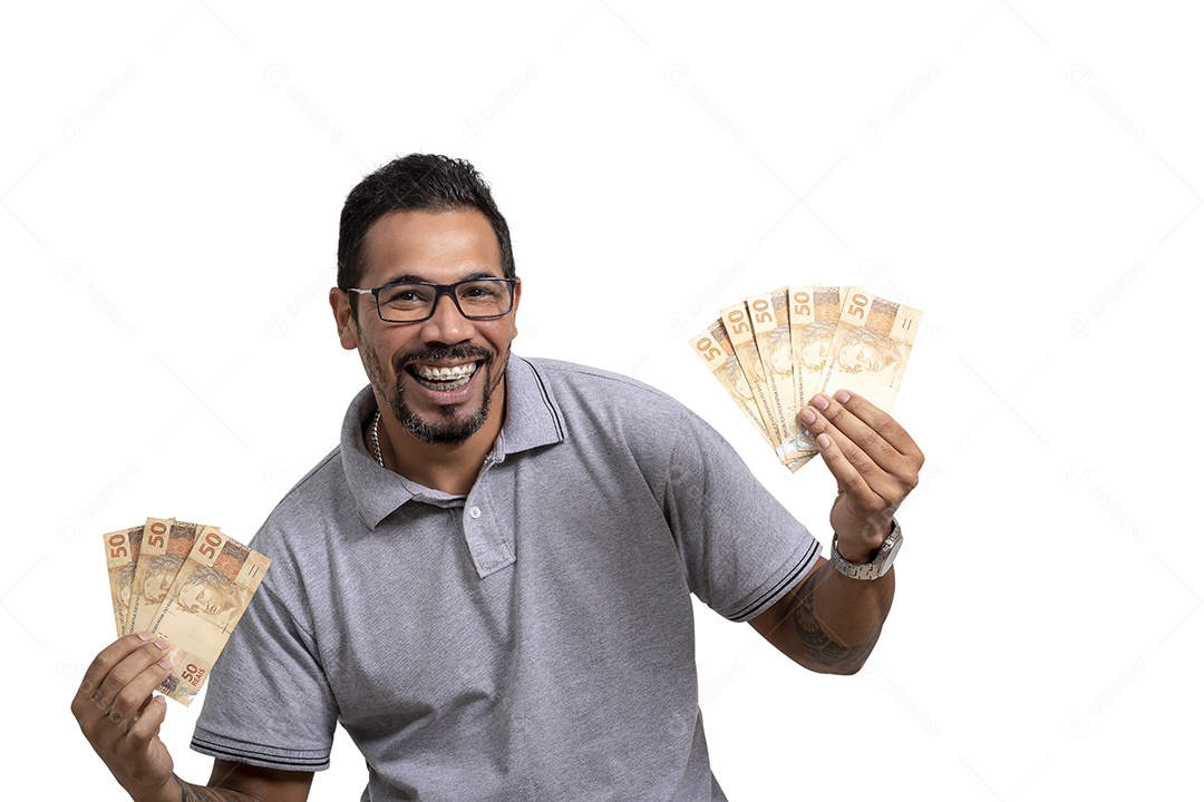Homem contente com notas de cinquenta reais nas mãos