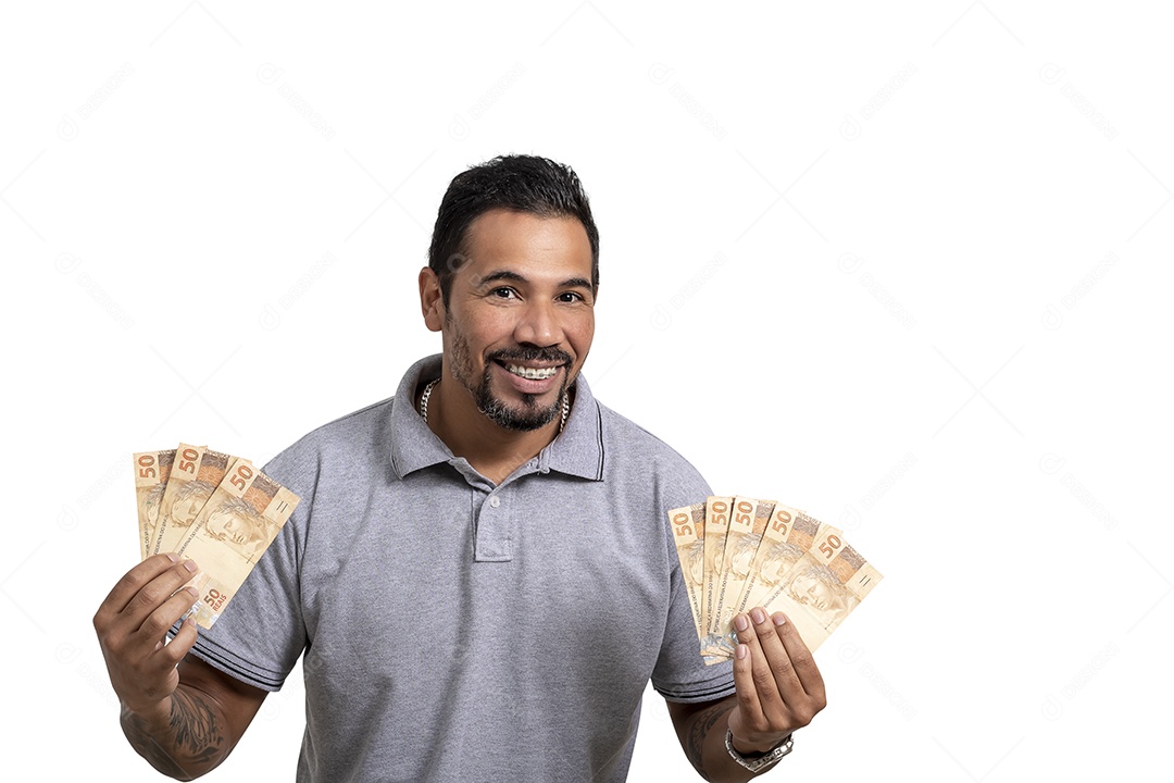 Homem contente com notas de cinquenta reais nas mãos