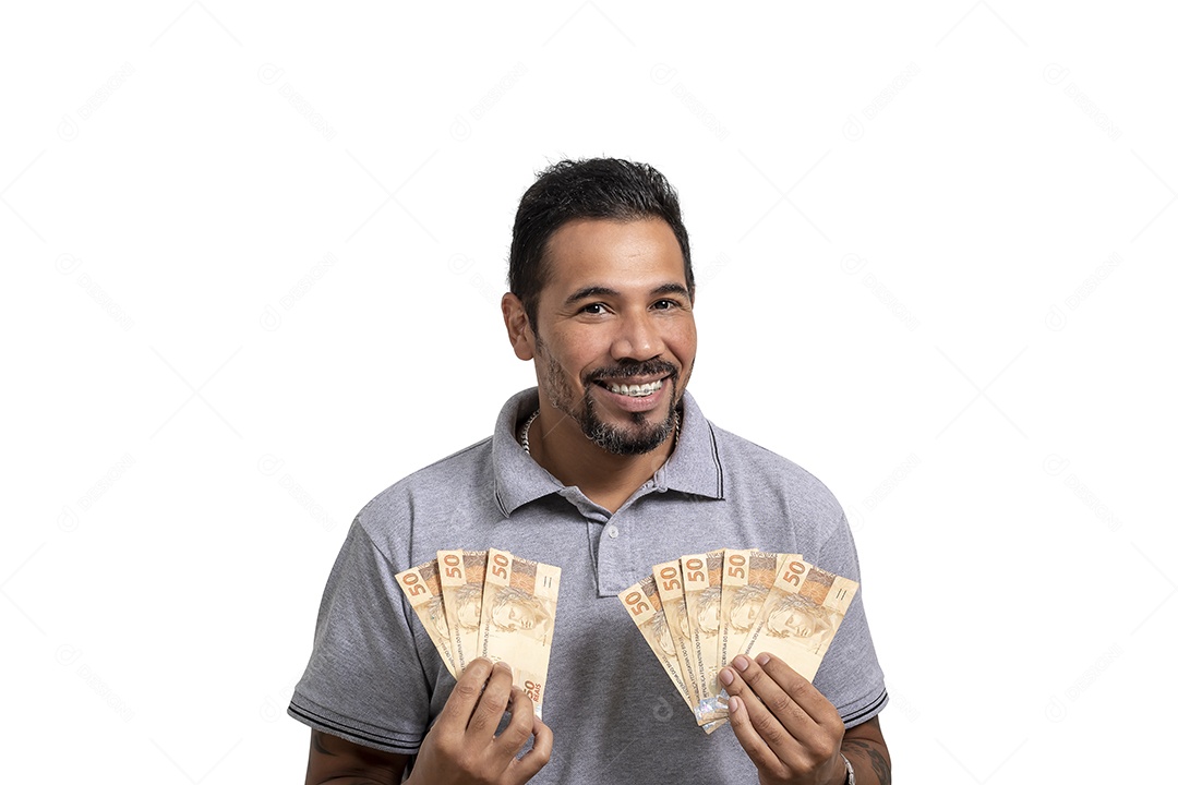 Homem feliz com notas de cinquenta reais nas mãos