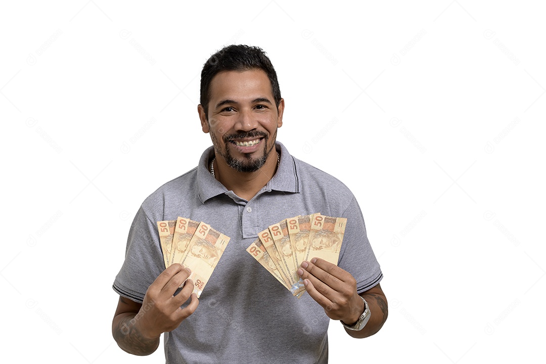 Homem segurando notas de cinquentas reais nas mãos e feliz