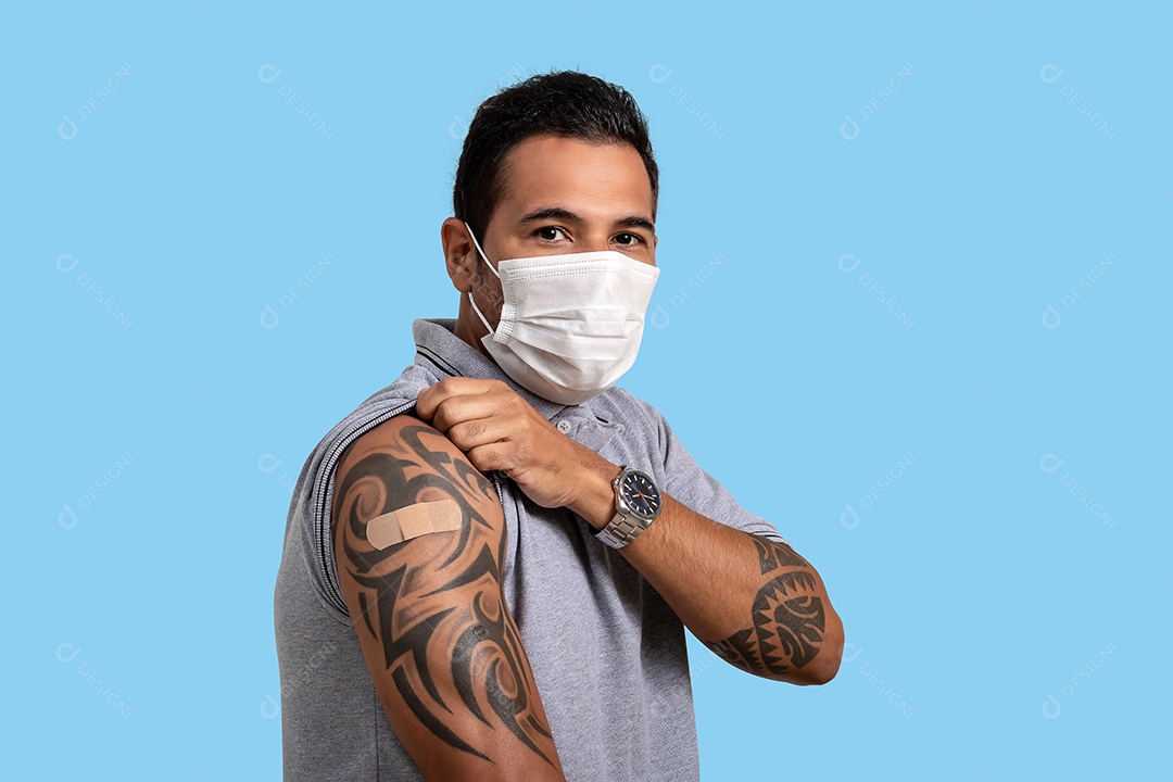 Homem mostrando que foi vacinar usando mascara