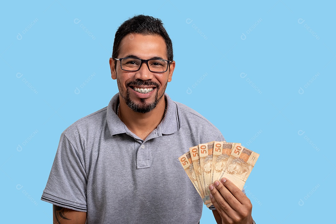 Jovem homem usando óculos segurando dinheiro nas mãos