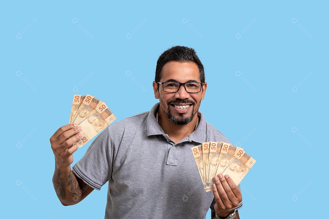 Homem jovem sorrindo segurando dinheiro em suas mãos