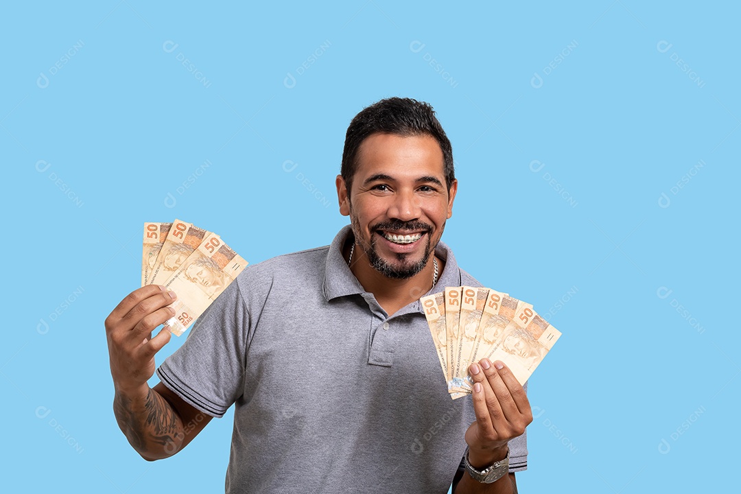 Jovem homem segurando dinheiro nas mãos