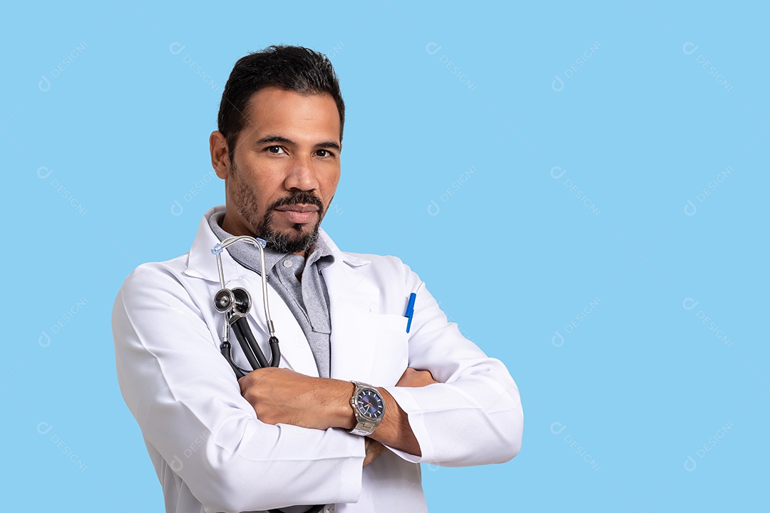 Homem medico serio de braços cruzados