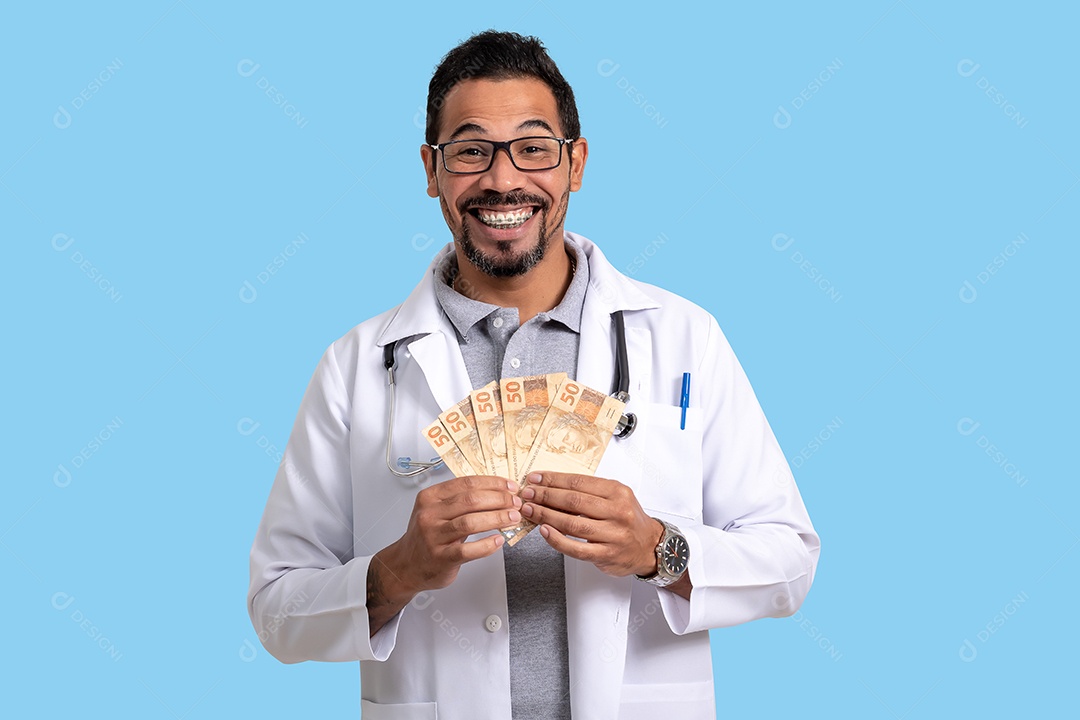 Medico sorrindo com muitos dinheiro na mãos