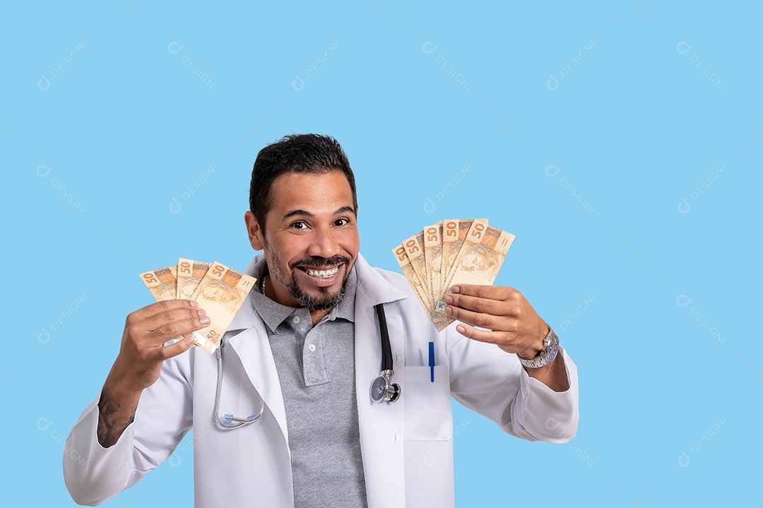 Homem medico sorrindo com dinheiro nas mãos