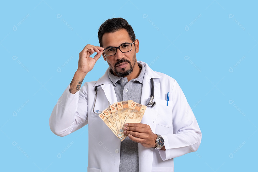 Medico segurando dinheiro nas mãos