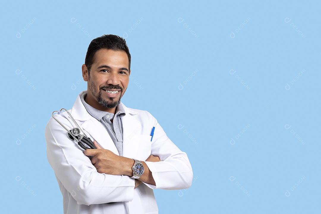 Homem medico serio de braços cruzados