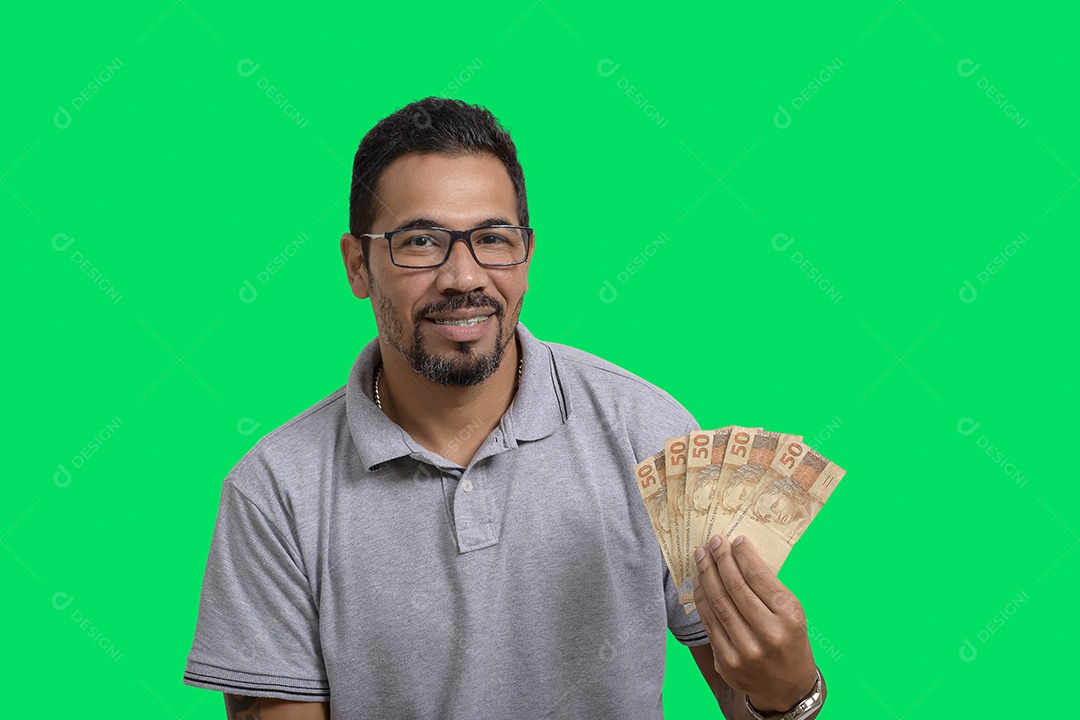 Homem segurando dinheiro