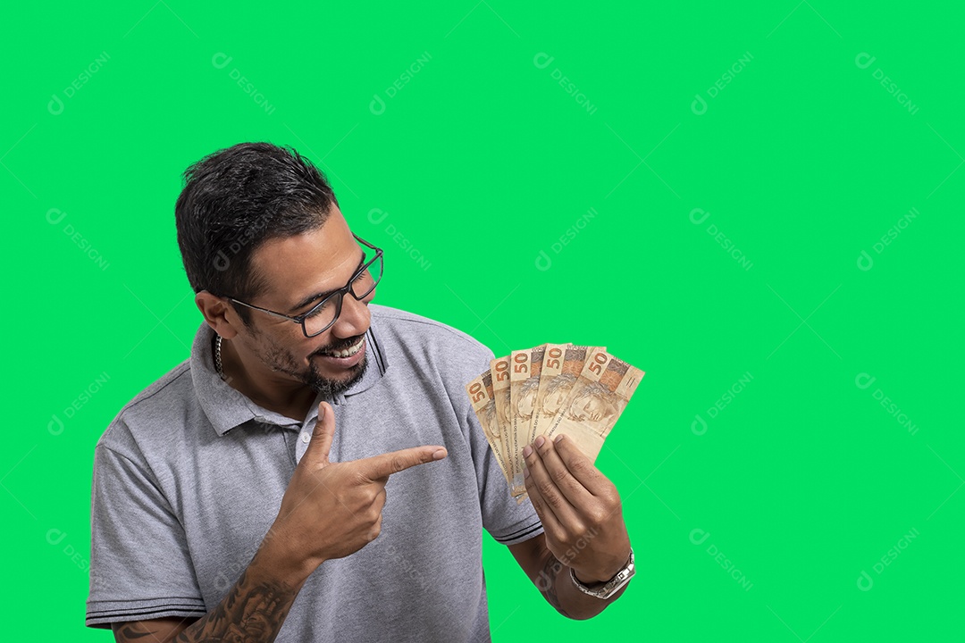 Homem com dinheiro nas mãos