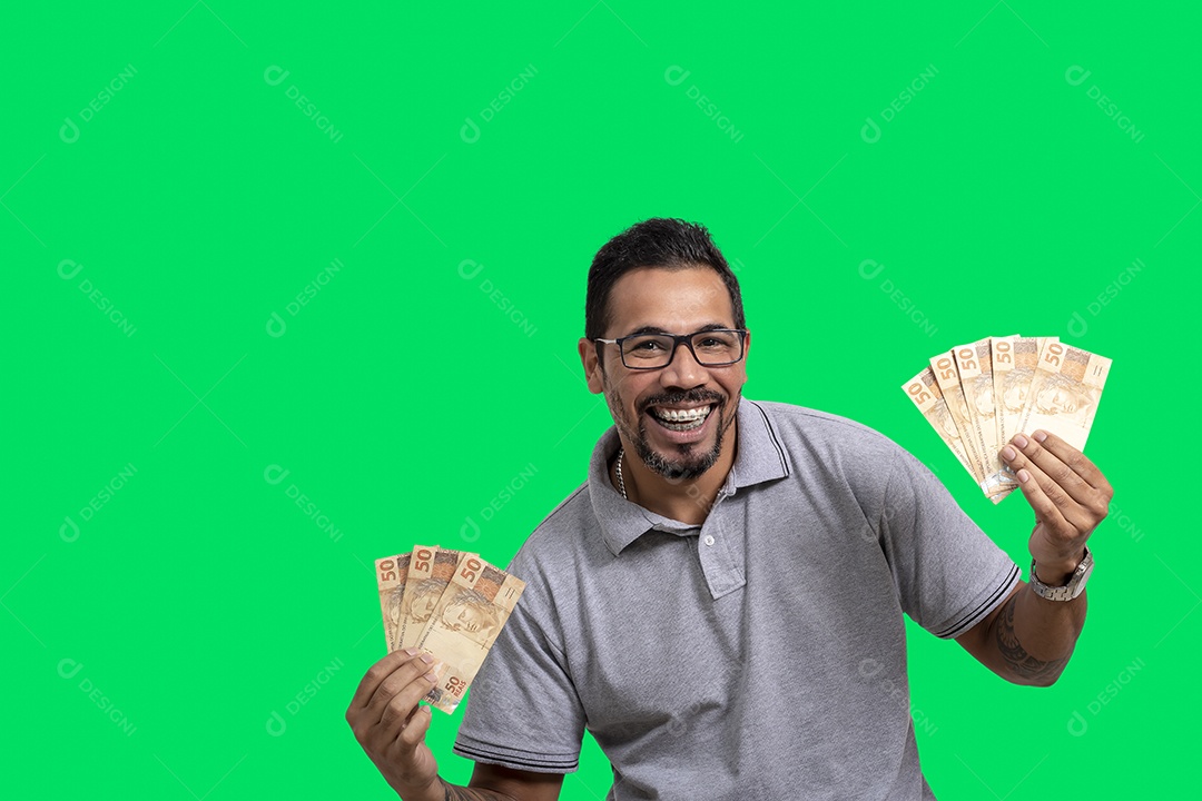 Homem feliz segurando dinheiro nas mãos