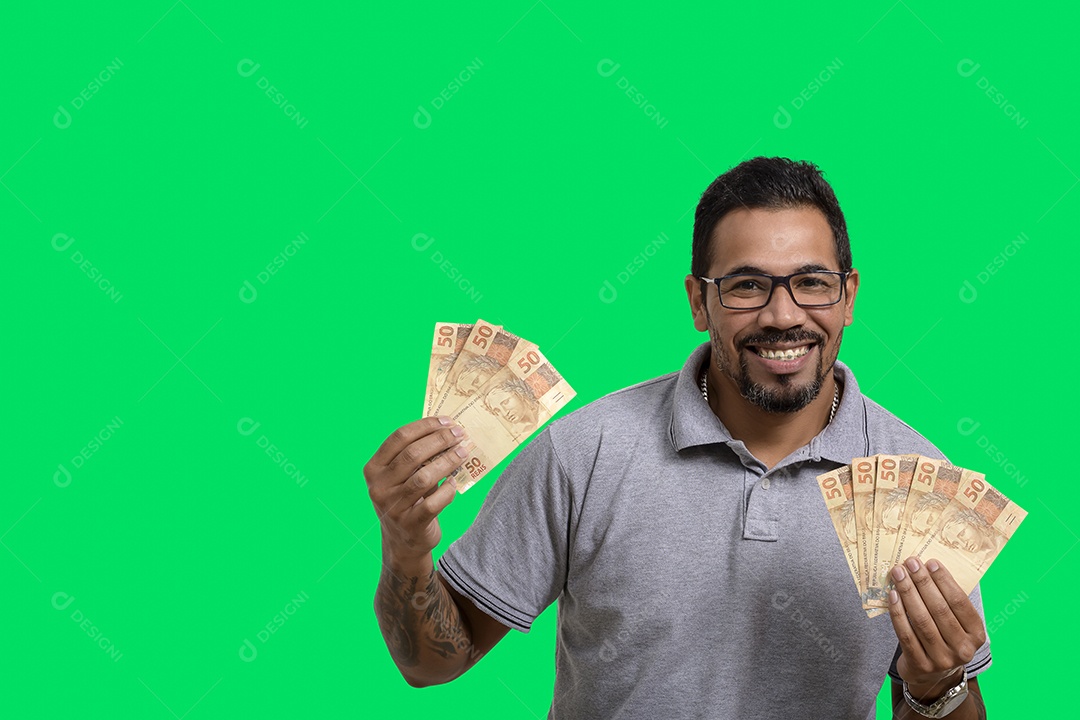 Homem sorridente segurando muitos dinheiro