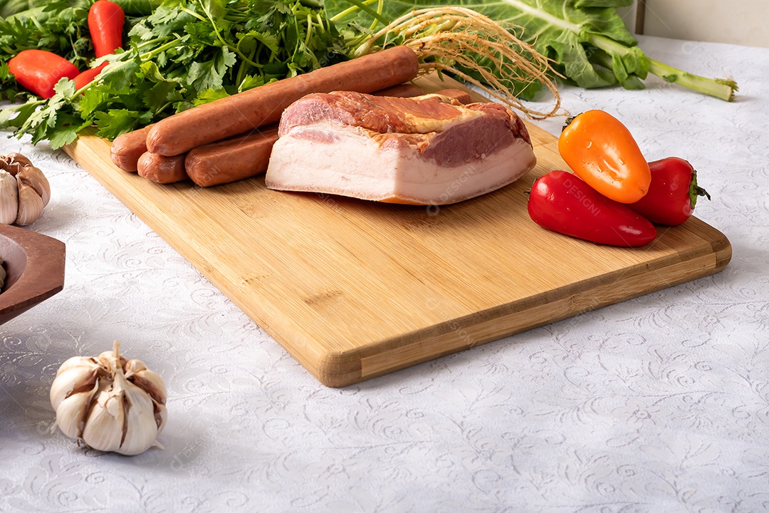 Tábua com calabresa bacon e pimentões