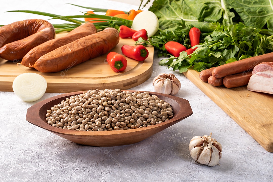 Ingredientes típicos para feijão tropeiro tradicional