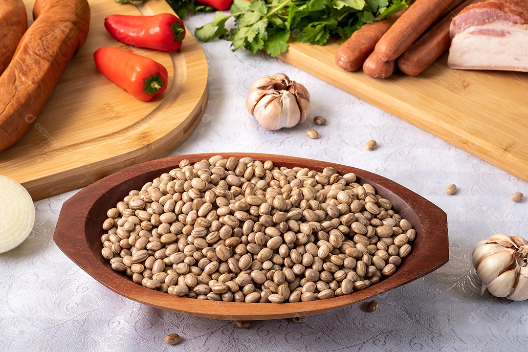 Ingredientes típicos para feijão tropeiro tradicional