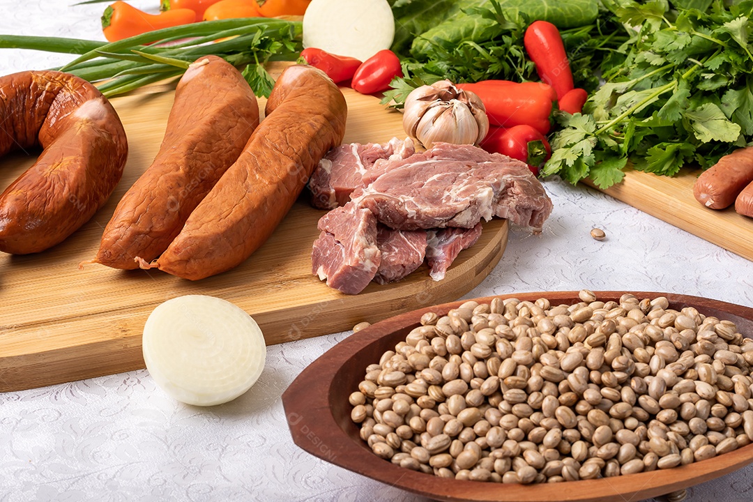 Ingredientes típicos para feijão tropeiro tradicional