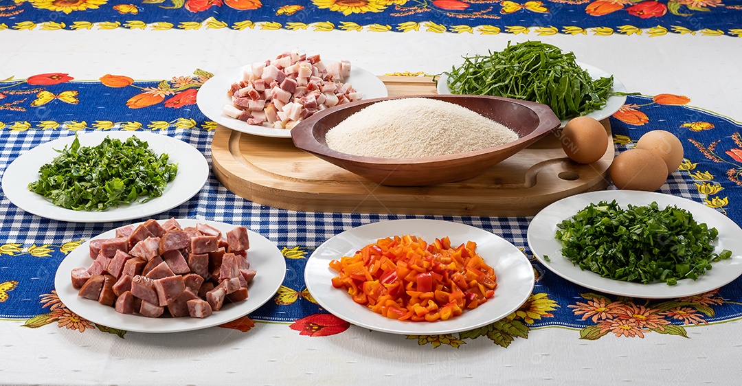 Ingredientes típicos para feijão tropeiro tradicional