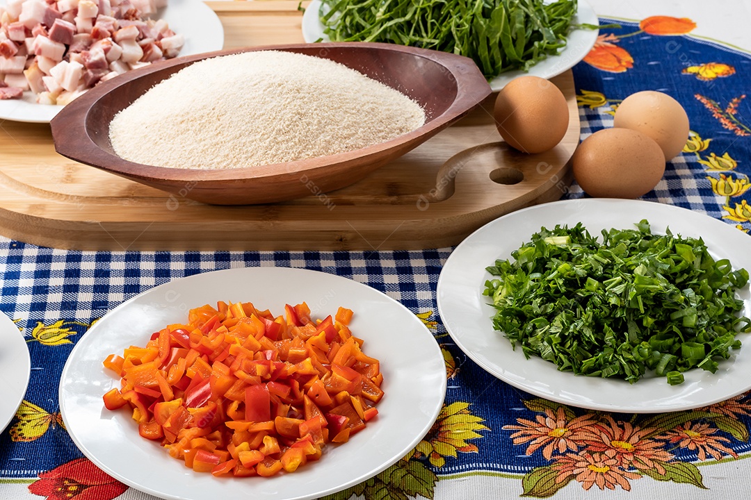 Ingredientes típicos para preparação de feijão tropeiro tradicional