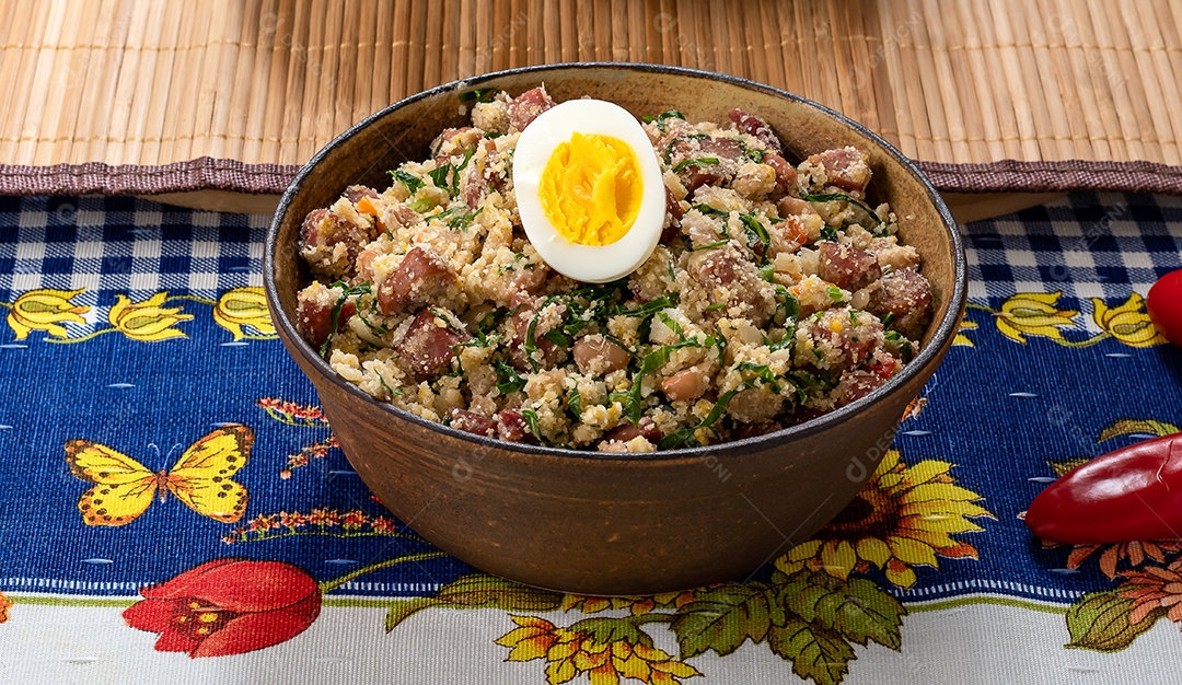 Feijão tropeiro delicioso e tradicional