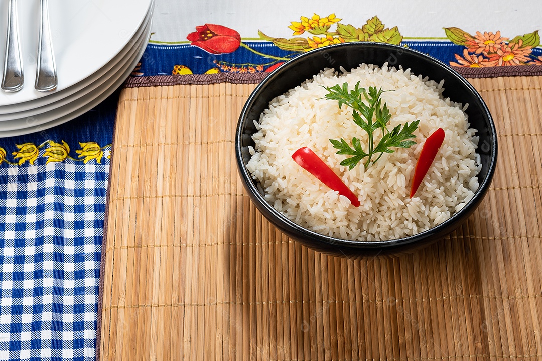 Tigela com porção de arroz branco cozido
