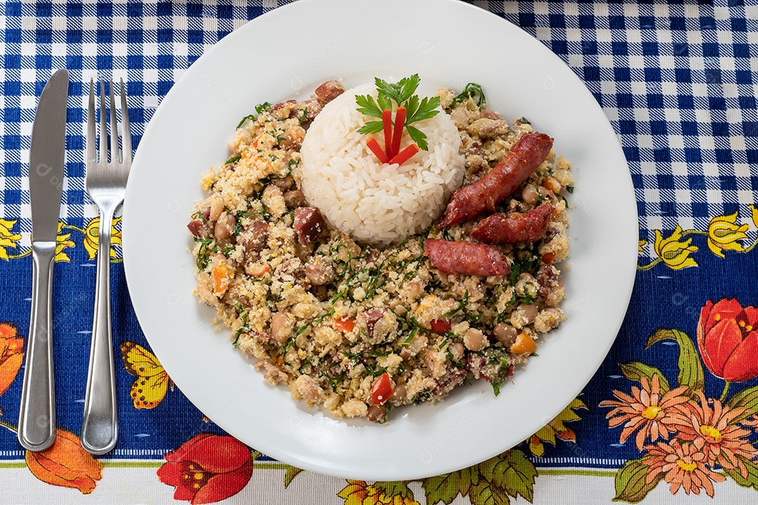 Prato com feijão tropeiro arroz branco e linguiça uma delicia