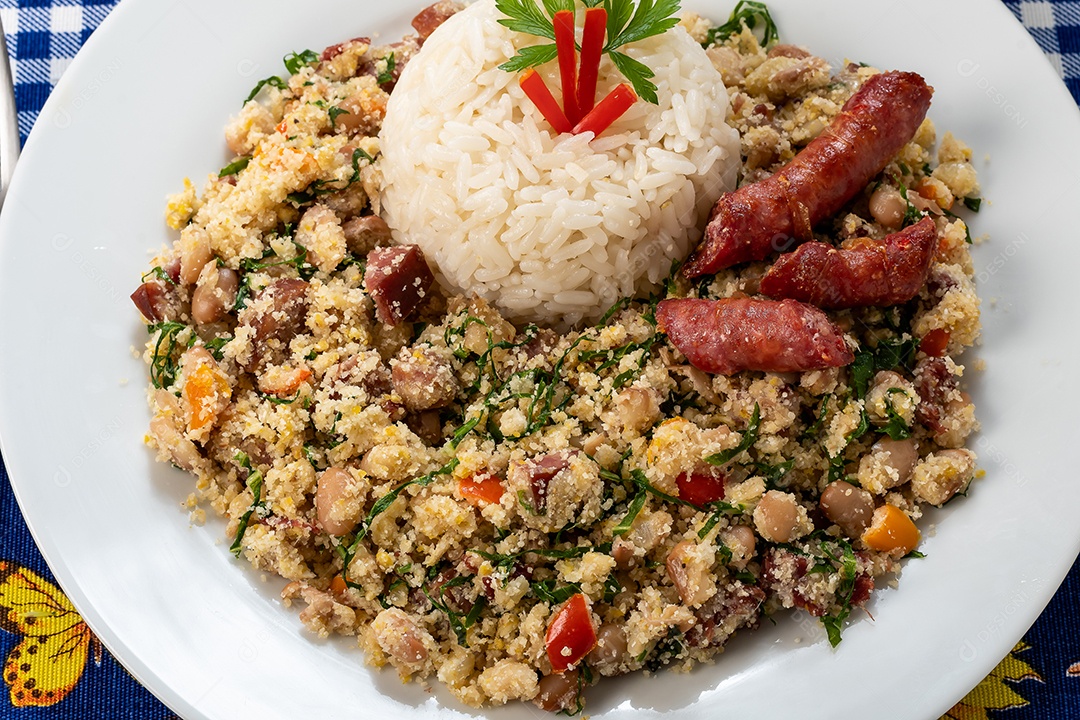 Deliciosa refeição tradicional tropeiro arroz e linguiça