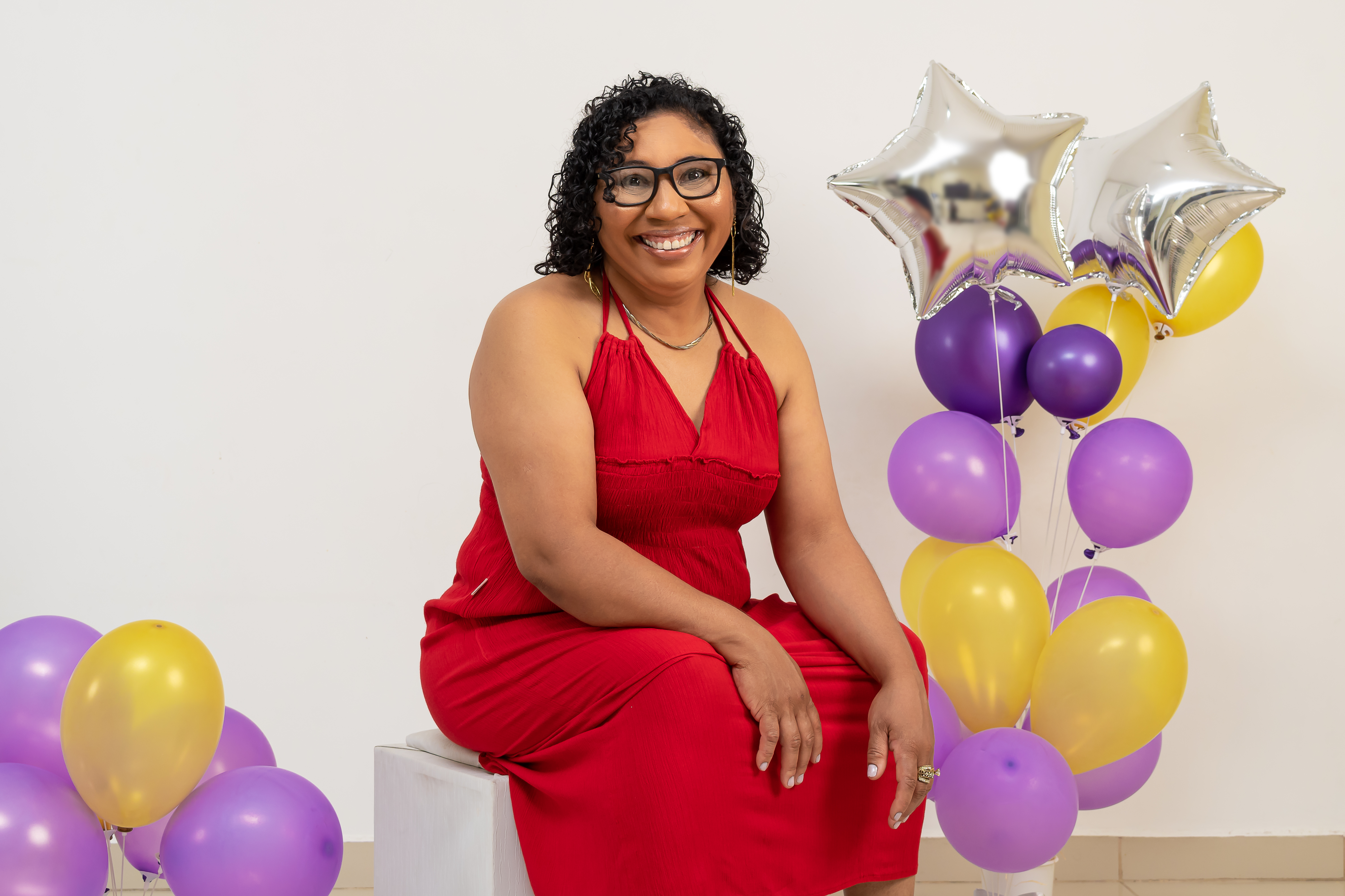 Mulher linda vestida vermelho para fotos de aniversario