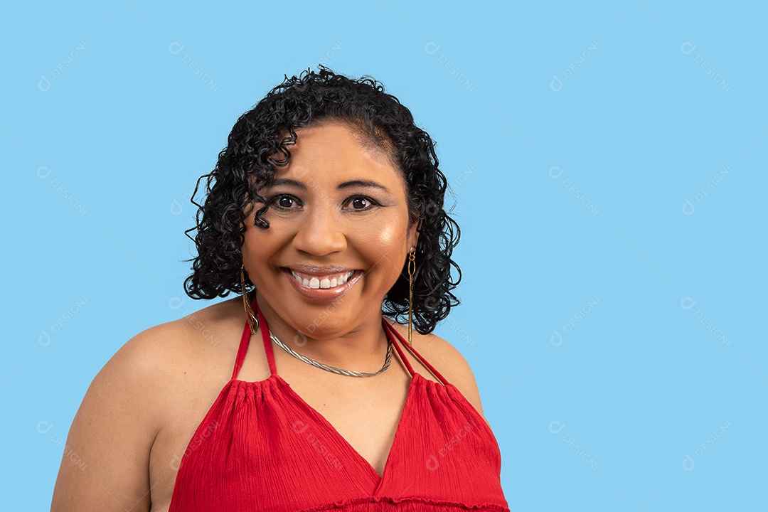 Mulher morena sorridente