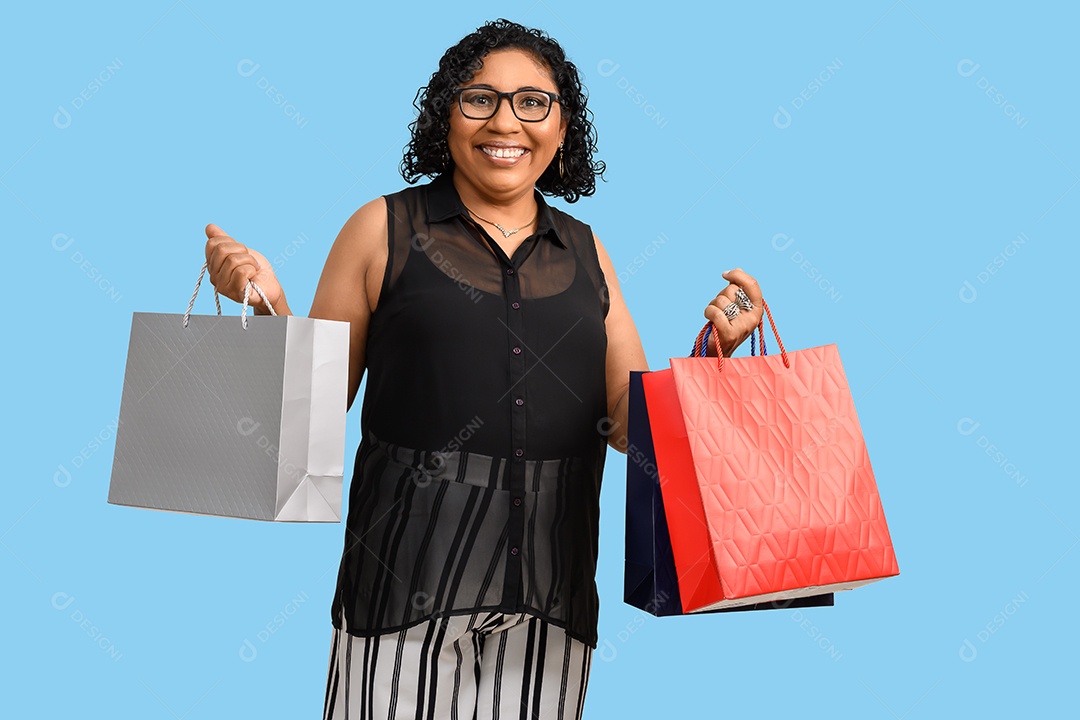 Mulher feliz de óculos com sacolas de compras nas mãos