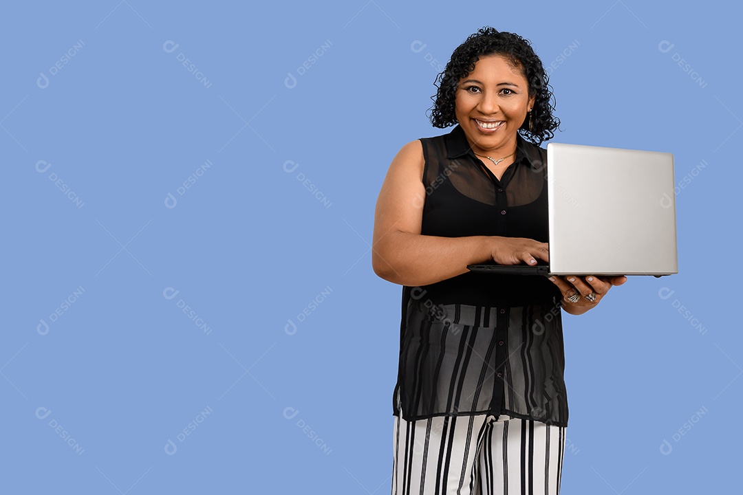Mulher sorrindo segurando notebook nas mãos