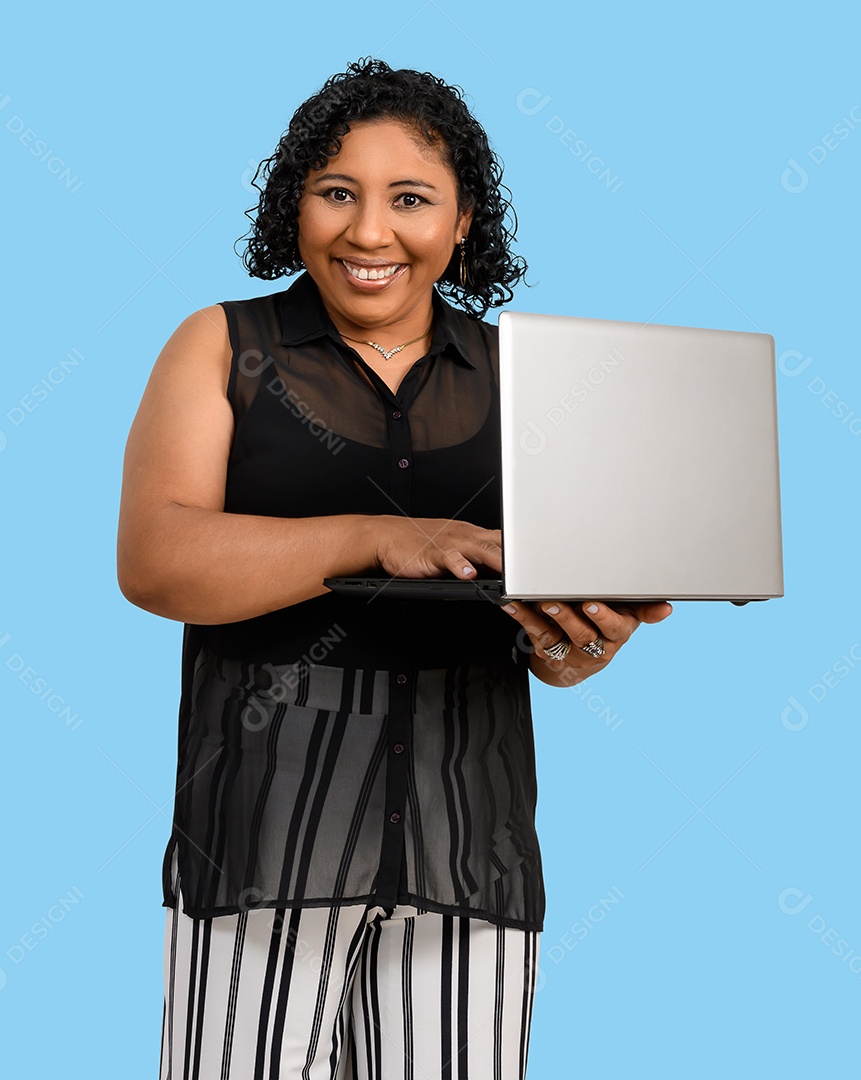 Mulher sorrindo mexendo no seu notebook