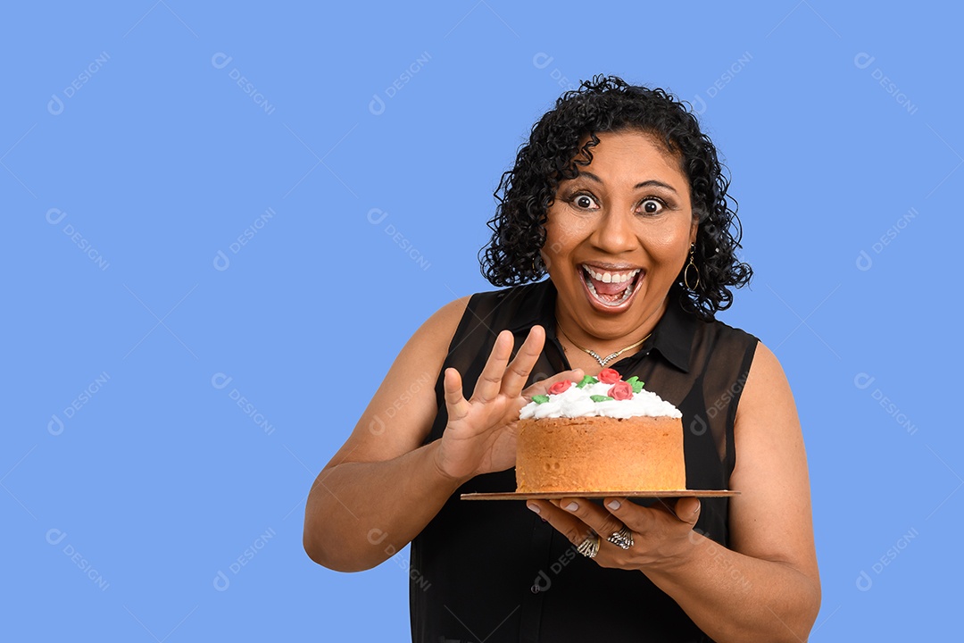 Mulher feliz provando cobertura de bolo delicioso