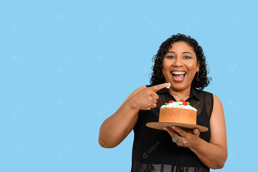 Mulher feliz provando cobertura de bolo delicioso