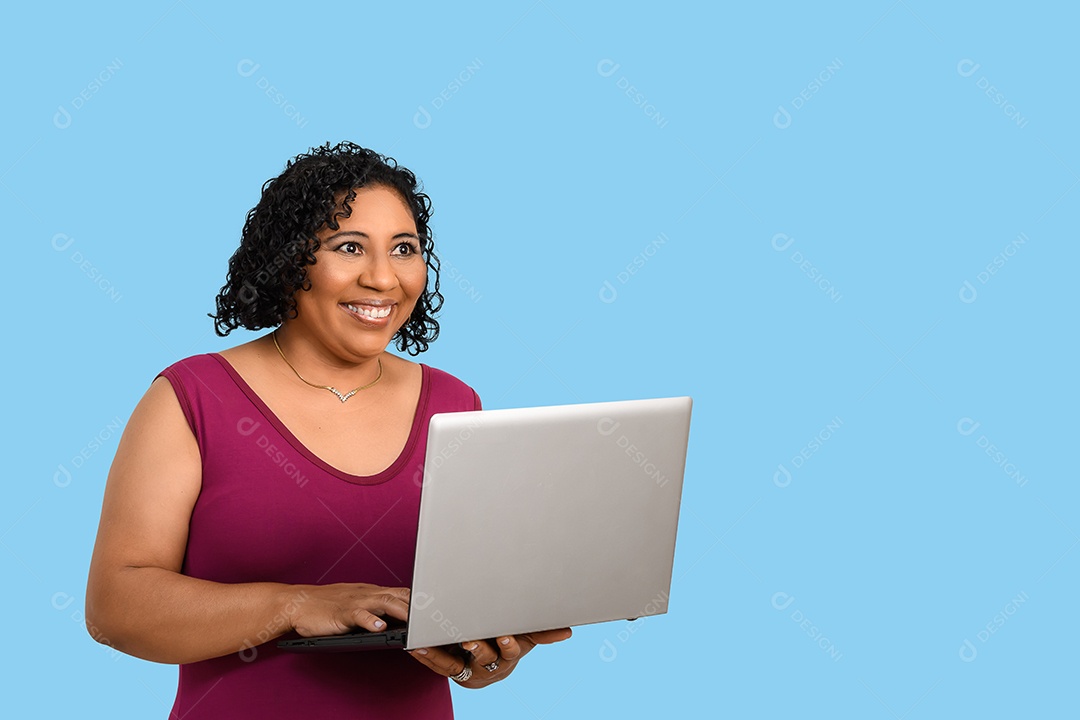 Mulher sorridente segurando o notebook