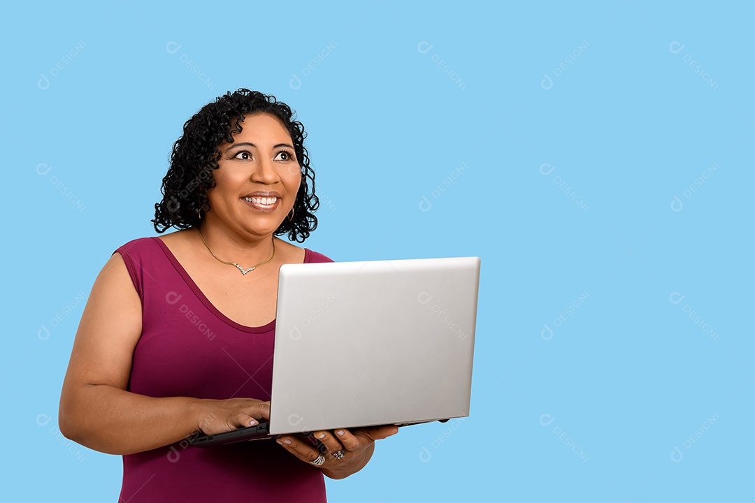 Mulher feliz segurando notebook