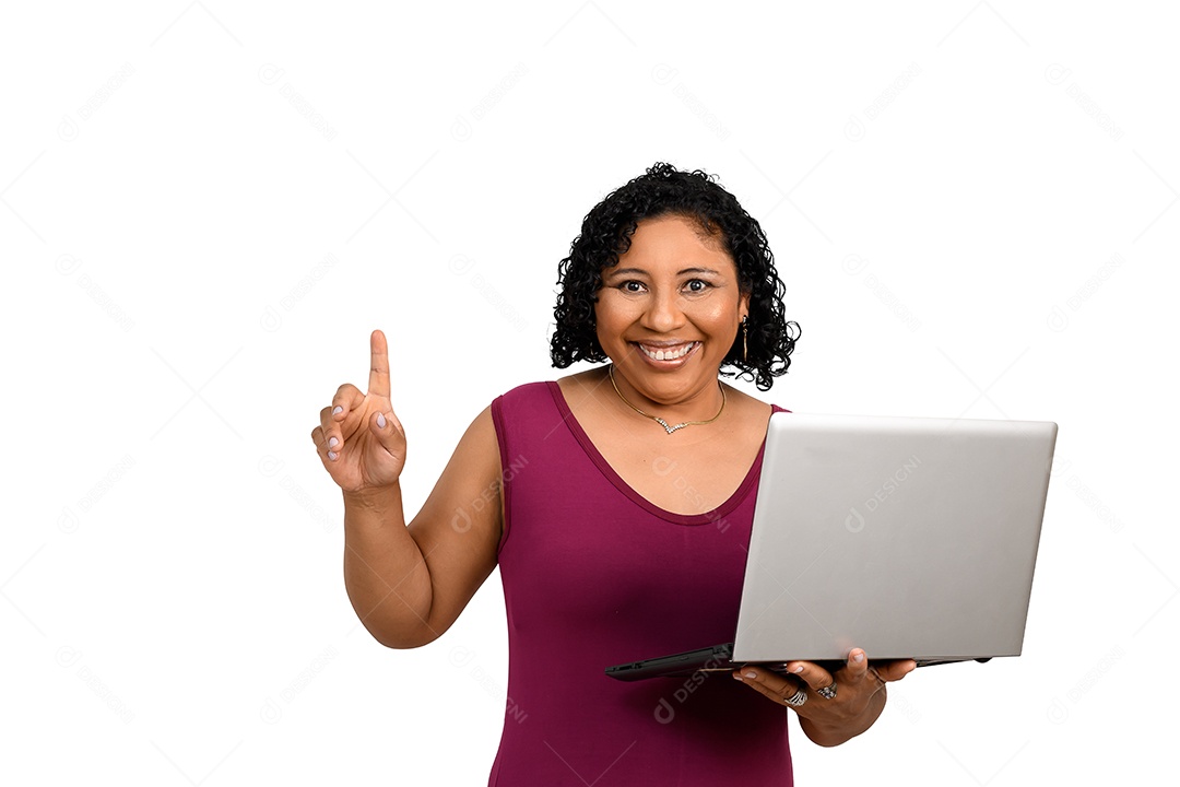 Mulher feliz segurando notebook e apontando para cima