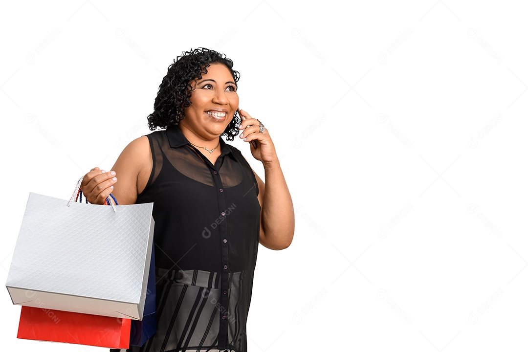 Mulher morena sorrindo falando ao telefone e segurando sacolas