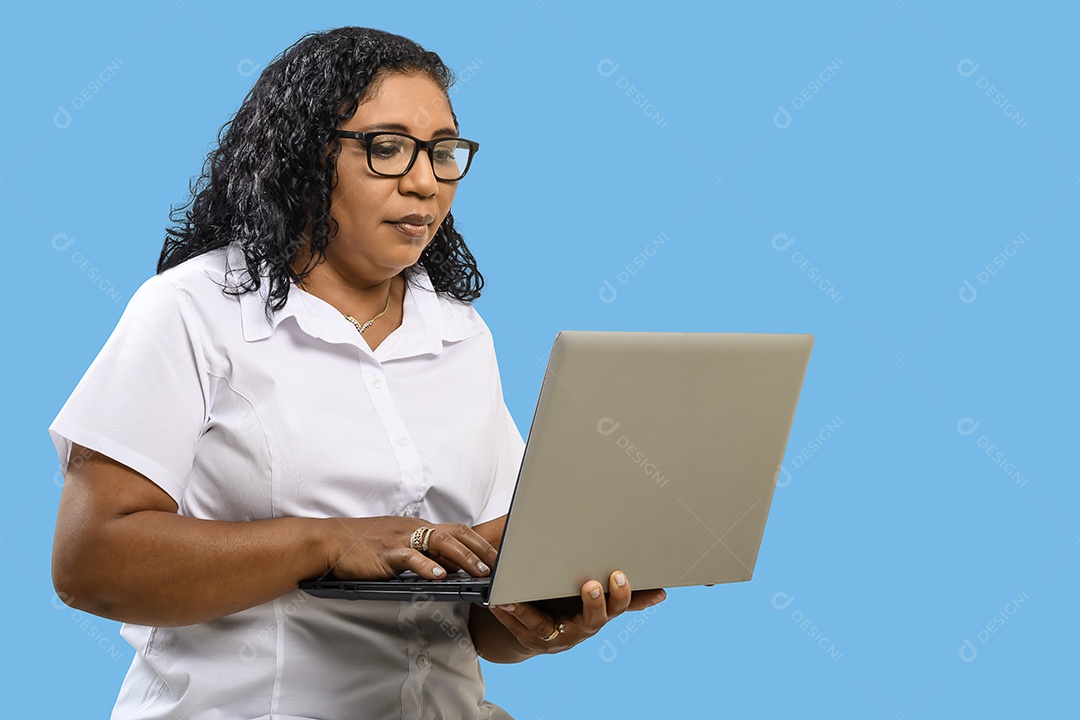 Mulher morena trabalhando em seu computador
