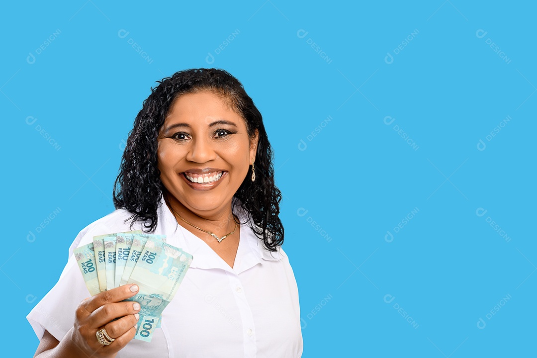 Mulher morena sorrindo com muitos dinheiros na mãos