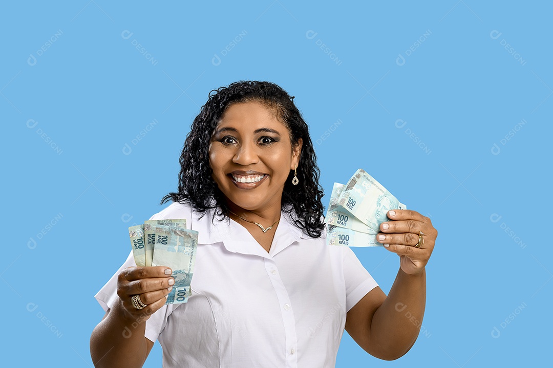 Mulher morena sorrindo com muitos dinheiros na mãos